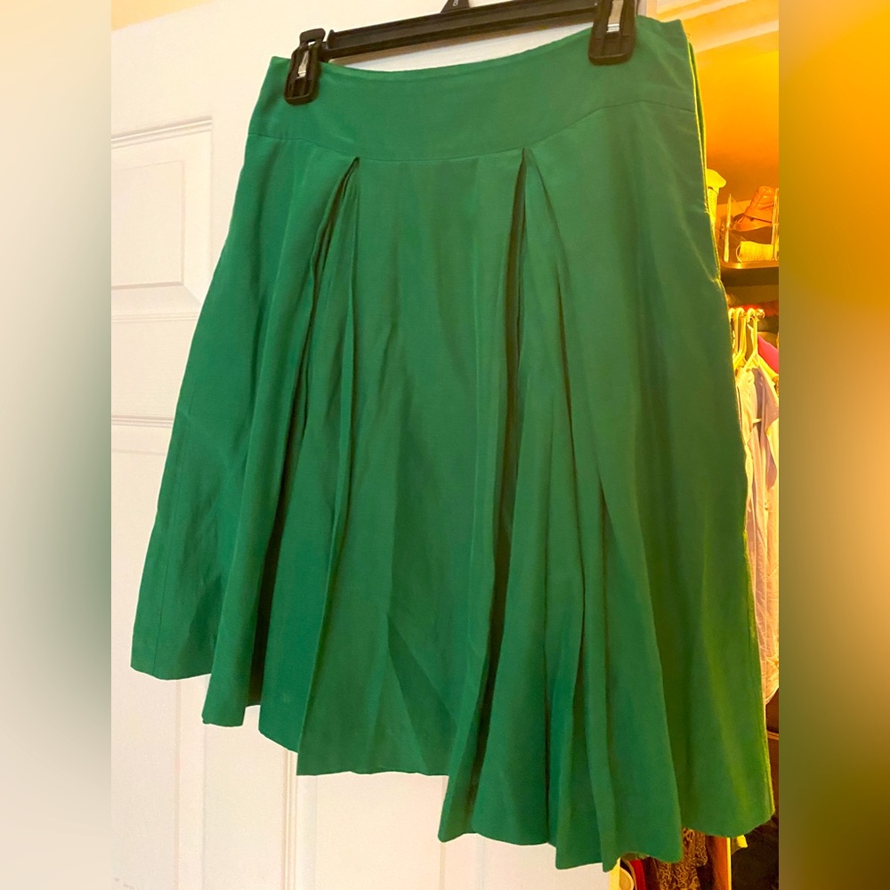 Banana Republic size 6 flattering full skirt in rich green. Excellent condition.